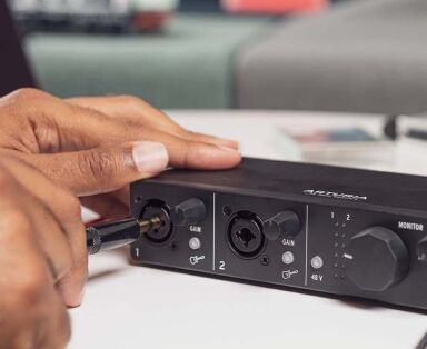 Creativity connected MiniFuse 1 fits right into your setup with a straightforward set of ins and outs. Its single combo input lets you easily connect either XLR or 1/4” jack cables. Plug into your computer with quick & compact USB-C compatibility. Finally, connect USB devices like your MIDI keyboard with the additional USB hub socket.