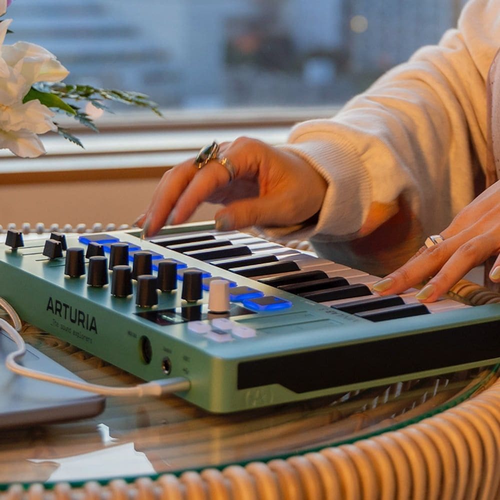 MiniLab 3 Mint Edition Lean Green MIDI Machine