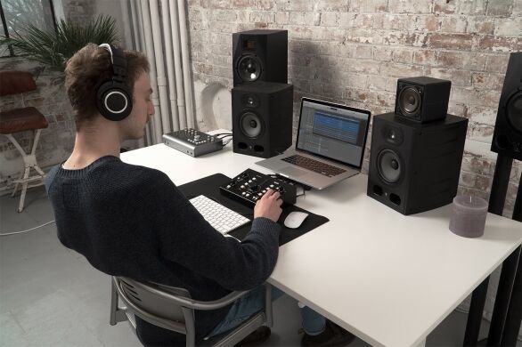 Built to last With its all-metal construction and Obsidian Black finish, Nero has been designed to look and feel great in any studio.