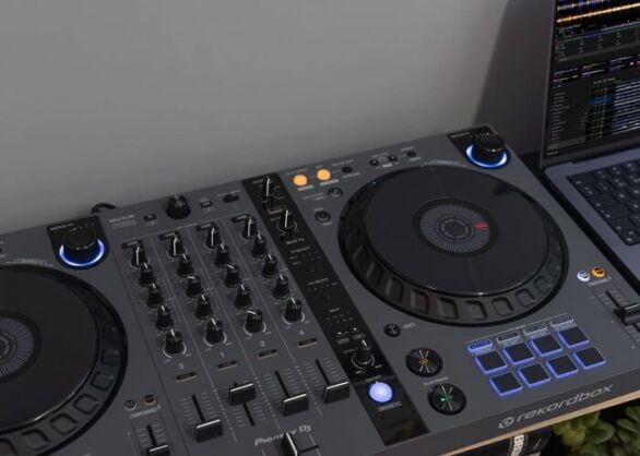 Updated design with a graphite color brings a sophisticated look The layout of the controls on the DDJ-FLX6-GT is the same as its predecessor, echoing club-standard CDJ + DJM setup, so you can perform intuitively. However, a new matt grey body and the graphite color of the jog brings a sophisticated look.