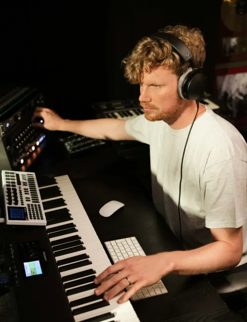 SUPERB WEARING COMFORT Tailored fit for extra-long sessions The PRO X line also embodies what our professional headphones have always been synonymous with: maximum wearing comfort. The robust spring steel headband design assures the over-ear headphones provide a secure fit and ensures durability. The supple velour ear pads are soft to the touch, as you would expect, and guarantee superior ventilation. The headband ergonomically adapts to the shape of the wearer’s head with the aid of soft memory foam and, like the ear pads, can be replaced if required.