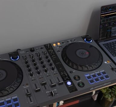 Updated design with a graphite color brings a sophisticated look The layout of the controls on the DDJ-FLX6-GT is the same as its predecessor, echoing club-standard CDJ + DJM setup, so you can perform intuitively. However, a new matt grey body and the graphite color of the jog brings a sophisticated look.