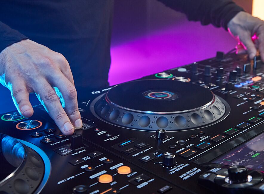 We've poured more than 25 years' worth of experience into creating the ultimate DJ sound, which faithfully reproduces the audio of each track as the producer intended it to be heard while also reflecting the most intricate details of your performance.