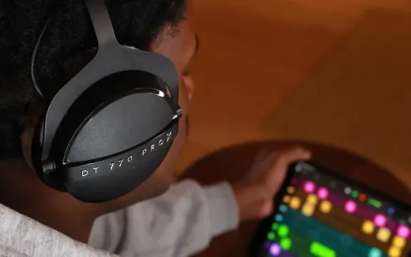 THE REFERENCE FOR A RANGE OF PLAYBACK EQUIPMENT Thanks to their dynamic STELLAR.45 driver (48 ohms) with its broad frequency response of 5–40,000 Hz, the DT 770 PRO X Limited Edition headphones deliver studio reference sound on a wide range of playback equipment.