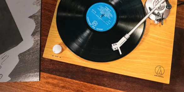 Featuring a plinth made from simulated teak veneer, the mid-century design of the LPW30TK makes it a perfect aesthetic addition to your home. The realistic wooden finish contrasts against the aluminium of the straight tonearm and professional anti-resonance, die-cast platter, for a striking and stylish design. With a built-in, selectable phono preamplifier, you can plug in and play without the need for extra equipment. Simply connect your LPW30TK turntable to your active home speakers using the detachable RCA audio cable provided (the red jack is for the right (R) channel and the white for the left (L) channel) and enjoy your vinyl in crystal clear high-fidelity audio.