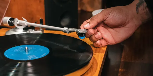This fully-manual turntable combines sleek design with expertly engineered components. This includes the dynamic anti-skate control which can be adjusted to optimise channel balance, minimise feedback and distortion, allowing you to take control of your listening experience. While the sensor monitored motor delivers accurate platter rotation for high-fidelity sound.