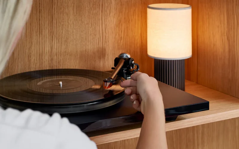 Accuracy level To us, hi-fi is more than a fancy label. High fidelity is the goal of everything we do. The 2MR Bronze is designed to give the music a whole new dimension of precision. Listening to your records with the 2MR Bronze is like hearing them for the first time and you get to fall in love with the songs all over again. That is what hi-fi means to us, and that is what you get with the 2MR Bronze.