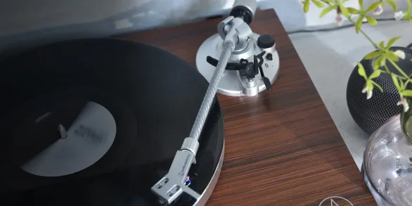 Plug-In and Play AT-LPW50BT-RW is equipped with a built-in selectable pre-amplifier for phono or line-level output, so you can choose whether to use the turntable’s built-in preamp and plug your vinyl player straight into a device with line-level input, or expand your setup with an external preamplifier.