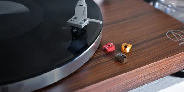 Refine Your Sound The turntable includes a straight carbon-fibre tonearm with adjustable tracking force, hydraulically damped lift control and lockable rest, plus a matching matte-silver AT-HS4 universal ½"-mount headshell. The LPW50BT-RW also includes one of Audio-Technica’s most versatile cartridges, the high-performance AT-VM95E. The dual moving magnet phono cartridge is compatible with any VM95 series replacement stylus, offering a wide choice of options for every budget and application.