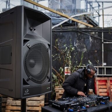 Professional sound with effortless setup With a highly efficient Class D amplifier, a newly developed 8-inch driver, and a Vortex Bass Accelerator which delivers clear and powerful bass, the WAVE-EIGHT will bring the vibes and the punch to your party’s sound, even in outdoor settings