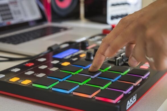 Akai Professional mpd23216pad usb/midi controller with rbg mpc pads, fullyassignable productionready controls and production software included, black, 64 pad banks