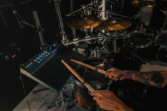 NUX DP-2000 8-Velocity Sensitive Independent Strike Percussion Pad with LED Lights, UI Interactive Interface, Six On-Board Effects, and Wavimport Function