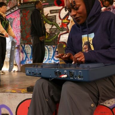 Easily slide the OMNIS-DUO into a good-sized backpack and carry it anywhere thanks to the compact size, modest weight, and rounded corners of the unit. The system’s 2-deck + mixer layout will look familiar to everyone and feel great when you’re DJing. And there are 2 modes for the touchscreen – Light and Dark – which you can instantly switch between so you’ll always be able to see the displayed information, even in bright outdoor settings.