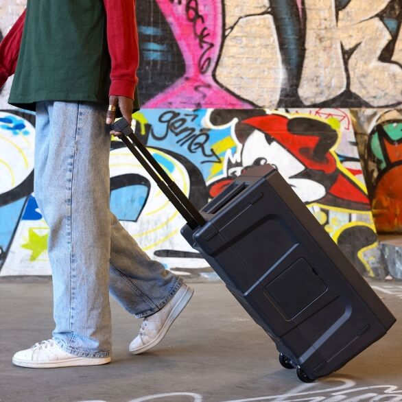 Find party venues wherever you go The extendable handle, casters, and additional grab handles make it easy to carry the WAVE-EIGHT to any location on your own. There’s a pole socket built-in too, so you can mount the speaker on a stand for extra height, making it ideal for use in a variety of locations.