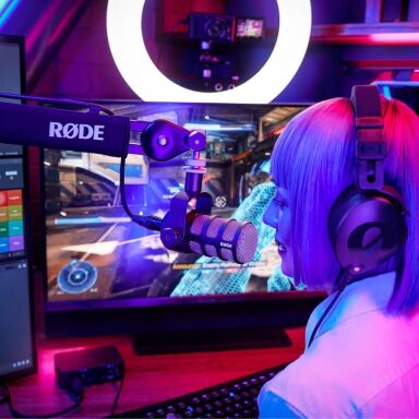 rode pod mic with a podcaster