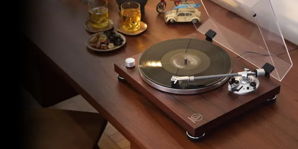 Plug-In and Play AT-LPW50BT-RW is equipped with a built-in selectable pre-amplifier for phono or line-level output, so you can choose whether to use the turntable’s built-in preamp and plug your vinyl player straight into a device with line-level input, or expand your setup with an external preamplifier.