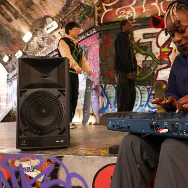 Faster and easier Cable-free DJing without sound delays is now possible with the WAVE-EIGHT thanks to SonicLink. This new ultra-low-latency technology wirelessly transmits audio much faster than a Bluetooth connection so only a fraction of a second passes between pressing play on the decks and hearing the track through the speakers, which lets you mix without missing a beat.