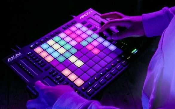 ENTER THE MATRIX APC64 features a vibrant 8x8 pad matrix of 64 velocity-sensitive RGB pads with poly aftertouch for playing chords, synth leads, Ableton Live’s Drum Racks and of course launching Clips in Session View.