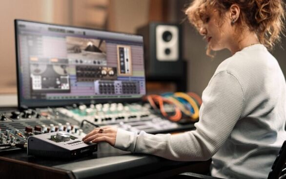 Put Our Best Apollo Yet on Your Desktop We built Apollo Twin X for the next generation of music producers looking to get the sounds used by the world’s biggest artists. With elite-class 24-bit/192 kHz Gen 2 audio conversion and the widest dynamic range to date, Apollo Twin X puts the sound of the stars in your studio.